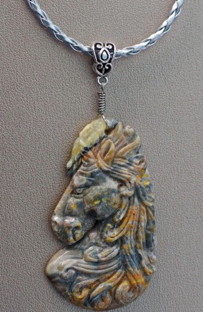 Pendentif en JASPE BOURDON cheval d'apparat